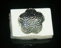 Anillo Ajustable Forma Flor Bañado en Plata-Gris