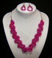 /products/conjunto-collar-y-pendientes-tiritas-fucsia/